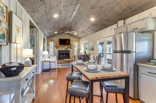 Blue Ridge Casa | 3 Mi to Dtwn Blue Ridge Cabin with Hot Tub and Views