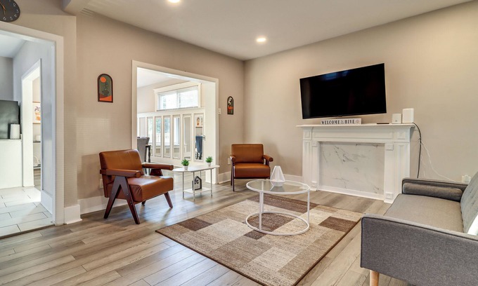 Detroit Casa | 3 Mi to Dtwn Detroit: Spacious Home w/Yard!