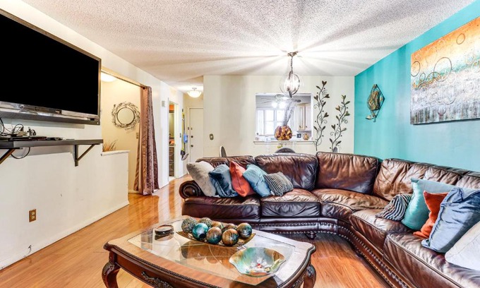 East Haven Apartamento | 3 Mi to Dtwn New Haven Colorful Condo with Yard!