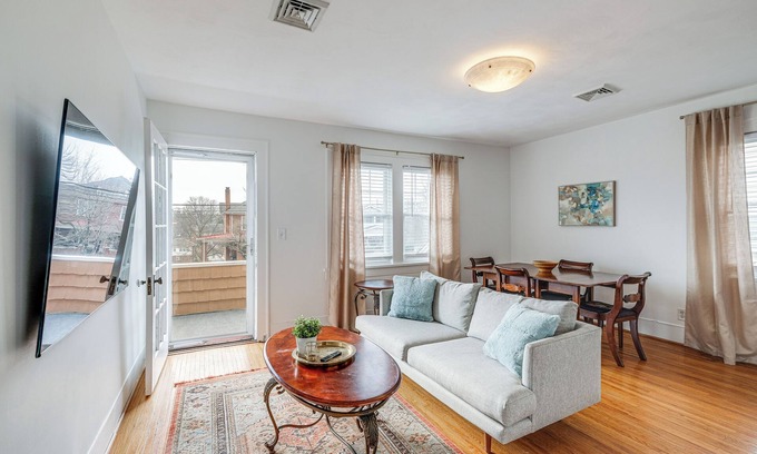 Roanoke Apartamento | < 3 Mi to Dtwn Roanoke: Inviting Unit w/ Balcony