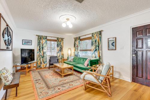 Tampa Casa | 3 Mi to Dtwn Tampa Cottage with Fire Pit!