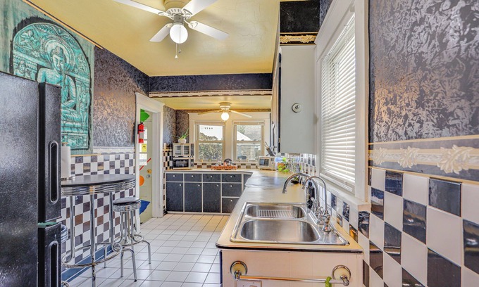 Downtown Toledo Casa | 3 Mi to Dtwn: Unique Toledo Retreat