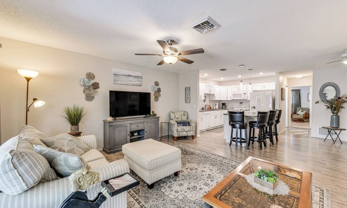 Englewood Casa | 3 Mi to Englewood Beach: Cozy Duplex w/ Lanai!