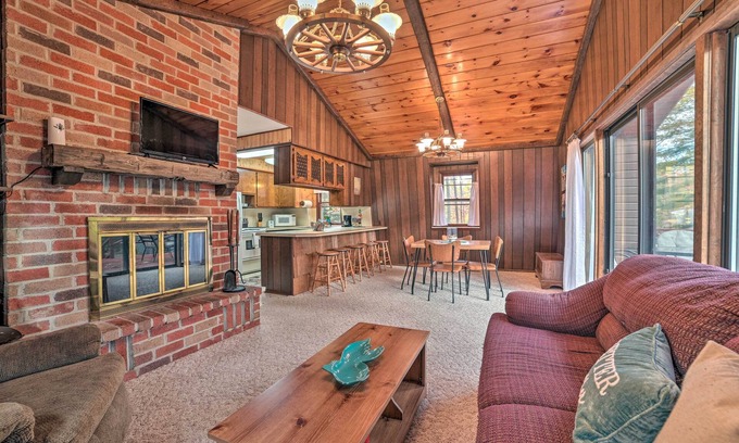 Higgins Lake Cabina | < 3 Mi to Higgins Lake: Roscommon Cabin w/ Deck