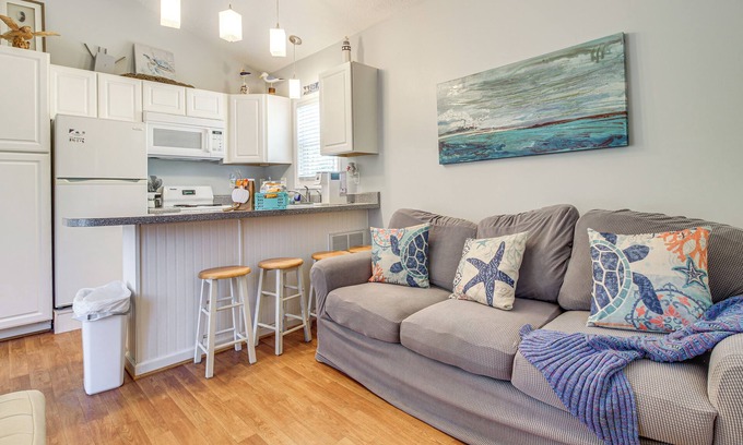 Hampstead Casa | 3 Mi to ICW: Coastal Carolina Home w/Pool Access