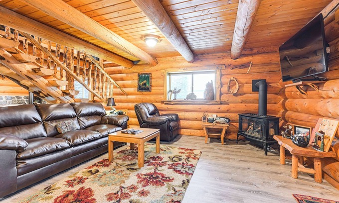 Sterling Cabina | 3 Mi to Kenai River: Secluded Sterling Cabin!