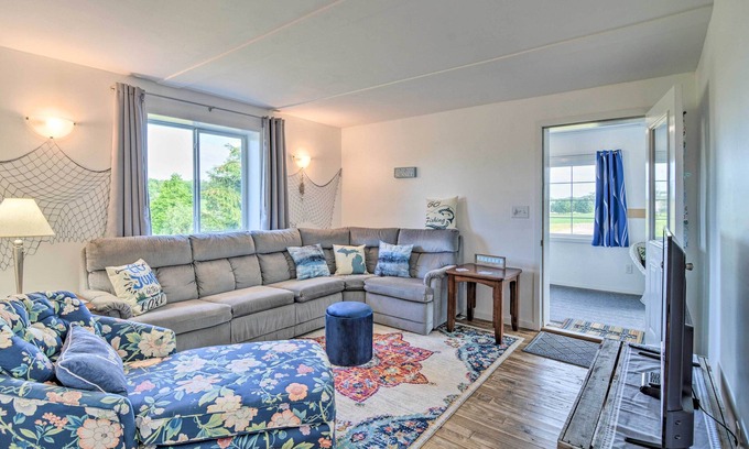 Central Lake Cabaña | 3 Mi to Lake Michigan: ‘The Country Cottage’