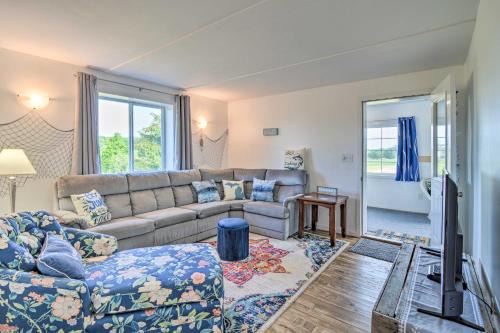 Central Lake Casa | 3 Mi to Lake Michigan The Country Cottage