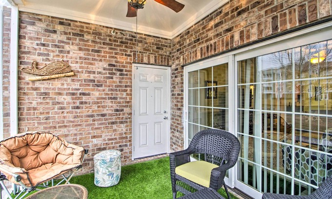 Central Myrtle Beach Apartamento | 3 Mi to Ocean: Myrtle Beach Condo w/ Pool Access!