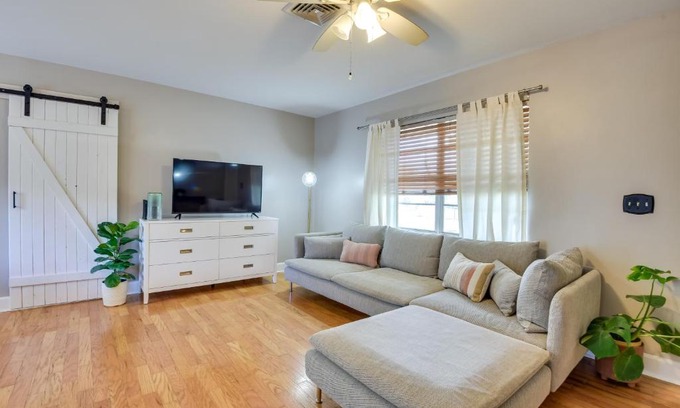 Palmetto Casa | 3 Mi to Riverwalk Pet-Friendly Home with Yard!