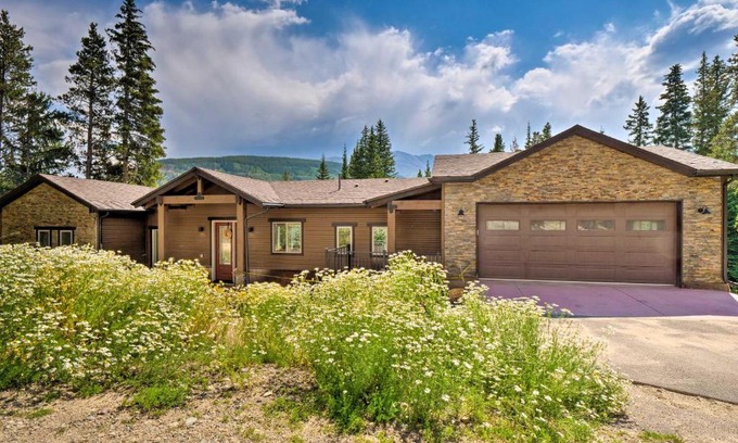 Crown Casa | 3 Mi to Ski Resort Modern Breck Home with Hot Tub!