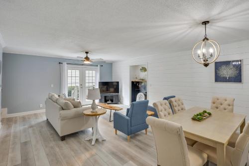 Saint Simons Island Apartamento | 3 Mi to St Simons Beach Gem with Pool Access and Deck