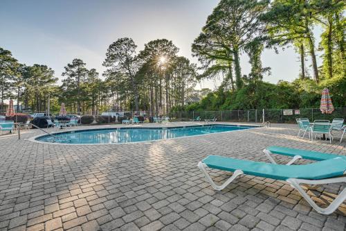 Myrtle Beach Apartamento | 3 Mi to Surfside Beach and Pier Townhome with Balcony