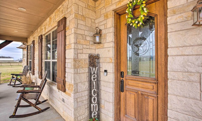 Weston Casa | < 3 Mi to Texas Tulips: Pilot Point Home w/ Patio