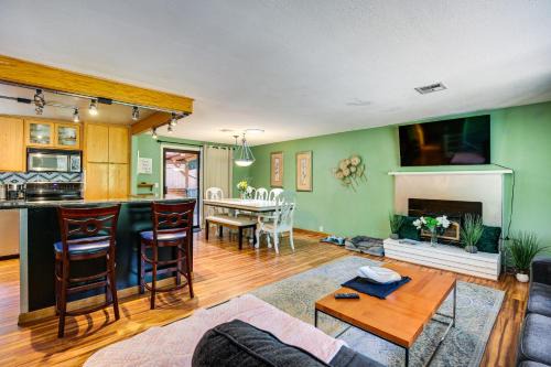 South Hills Casa | 3 Mi to U of O Pet-Friendly Home with Covered Deck!