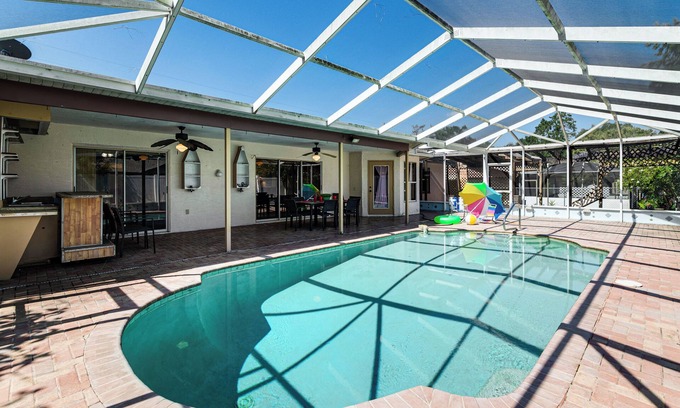 Spring Hill Casa | 3 Mi to Weeki Wachee Springs SP: Poolside Oasis!