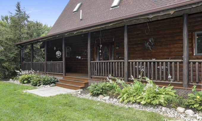 Holland Cabina | 3 miles from downtown Holland 12 miles from Saugatuck 7 miles to Lake Mich