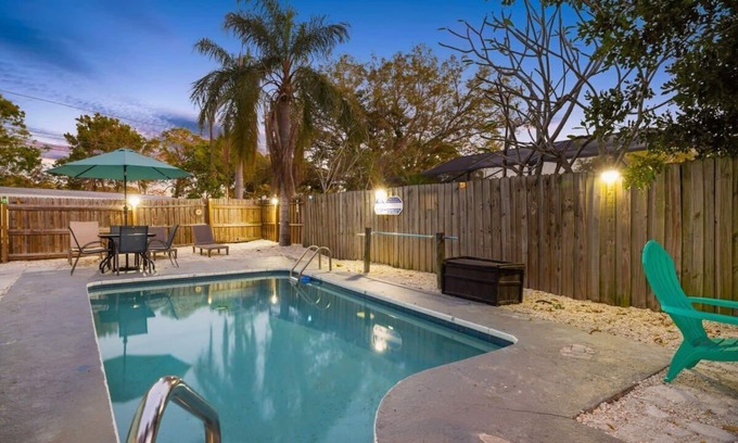 Ozona Casa | 3 miles to Honeymoon Island~ Firepit & Pool