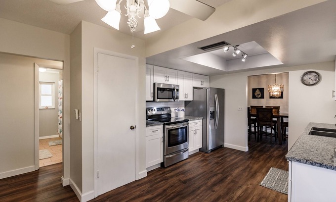 South Gate Ridge Casa | 3 Miles to the Beach, perfect for long stays!