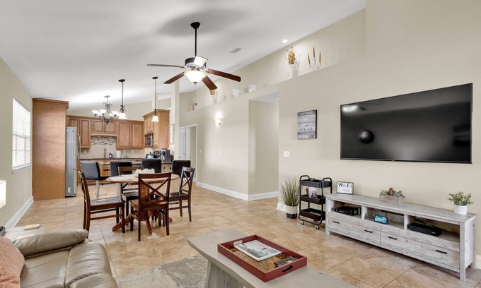 Fort Walton Beach Casa | 3 min drive to the beach, walking distance to downtown, 5 miles from Destin!