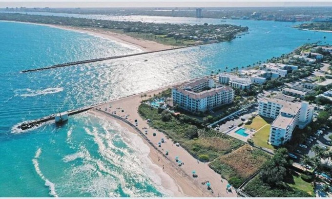 Southside Casa | ⛱3 min Walk to Beach - Open Bright Modern Townhome