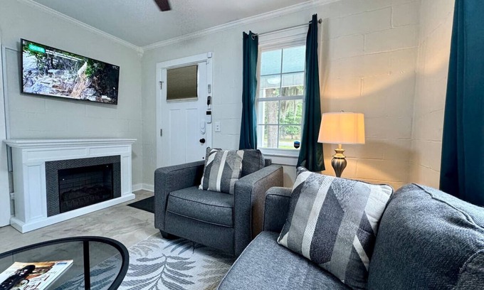 Beaufort Casa | 3 Min Walk to Starbucks. Pets are allowed