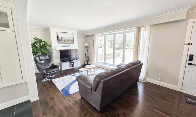 Burlington Casa | 3 Mins to Waterfront! Family-sized bungalow halfway b/w Niagara Falls & CN Tower