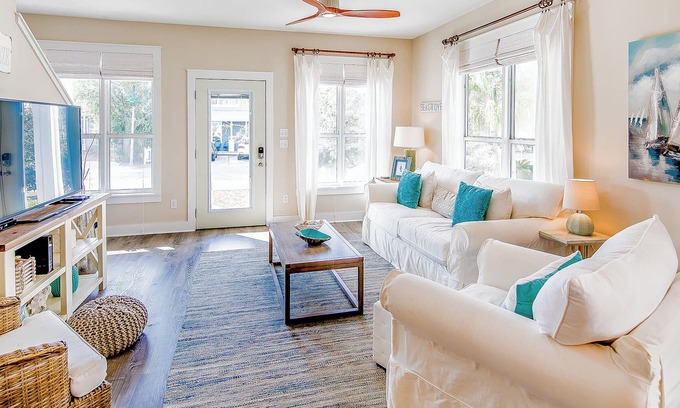 Village of Sugar Beach Casa | Southern Breeze - Acogedor Seagrove Home- ¡Bicis y tablas de paddle incluidas!