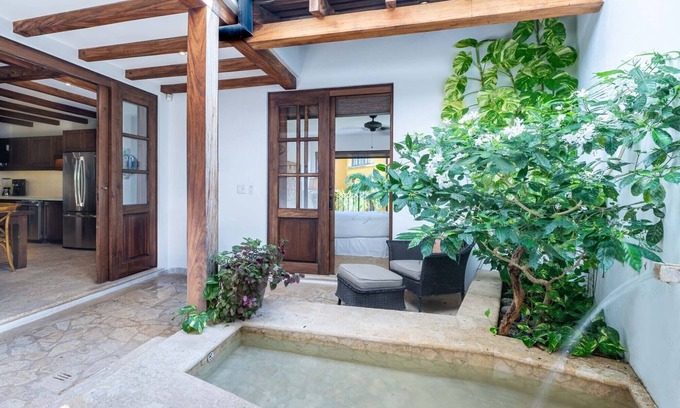 Las Catalinas Apartamento | 3 Minute Walk to the Beach, Fountain & Patio at Las Catalinas