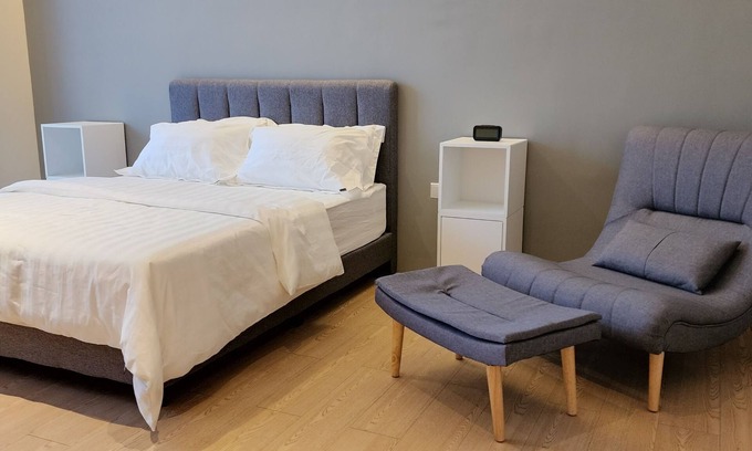 Taman Bukit Pantai Apartamento | 3 minutes to Kerinchi Station! Contemporary Studio near Mid Valley