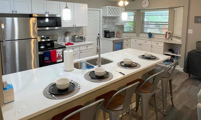 Universal City Casa | 3 minutes to the front gate of RAFB! Pool/ 2 car garage!