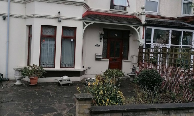Goodmayes Casa | 3 Minutes to Train station large town house with 5 bedroom, 6 bed, sleep 8 guest