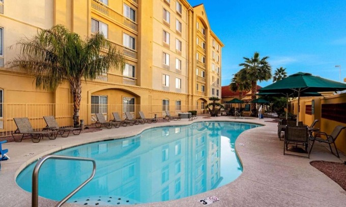 Superstition Springs Casa | 3 N/S King Bed One-Bedroom w/ Pool View at La Quinta Inn & Stes by Wyndham Mesa
