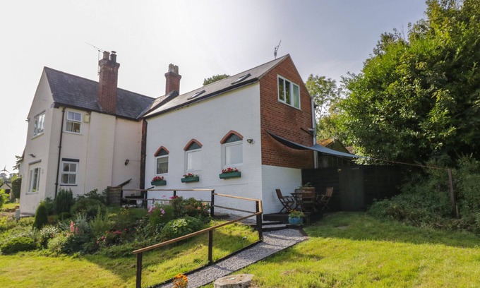 Pulverbatch Cabaña | 3 OAKS LODGE, pet friendly, with open fire in Pulverbatch