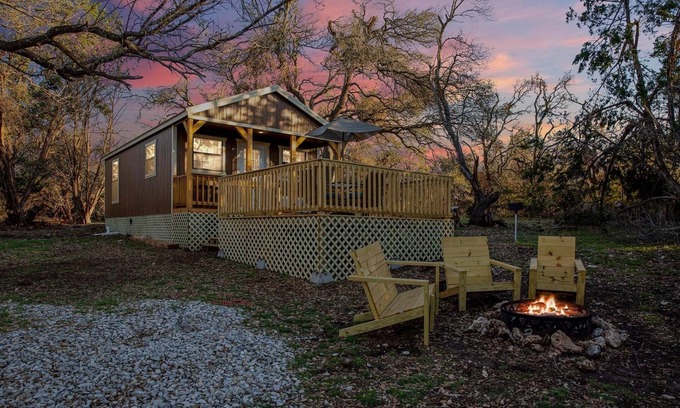 Fredericksburg Cabina | 3 One Bedroom Country Cabins on a Secluded 10+ Acres