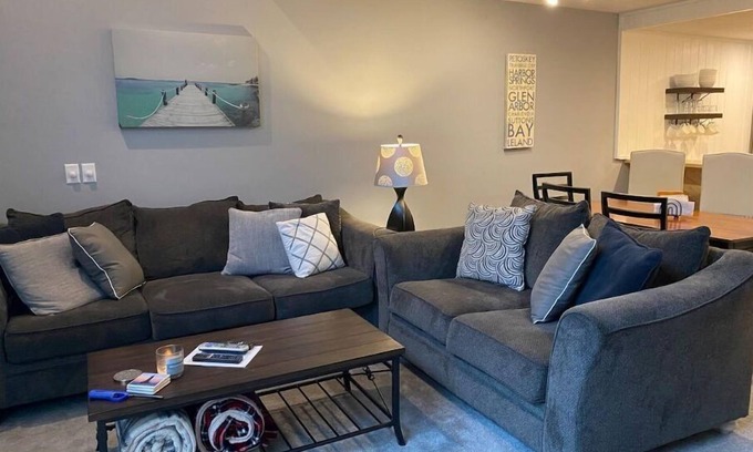 Harbor Springs Condominio | 3 pools! Updated bedroom/loft area. Minutes from golf/lakes. Lots of amenities.
