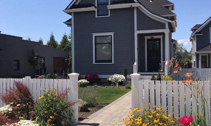 Carlton Casa | 3 Master Suites Downtown Carlton - Bocce Court & Firepit