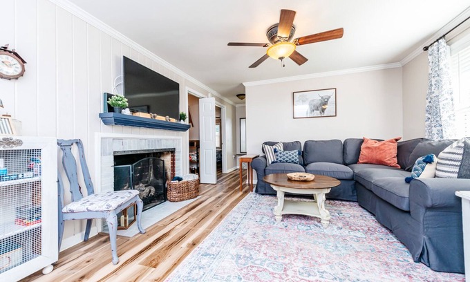 Perry Casa | 3 Queen Beds, 2 min to Fairgrounds, Fenced Yard