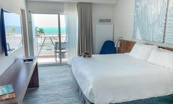 Central Beach Hotel | 3 Relaxed Oceanview Rooms Close to Hugh Taylor Park
