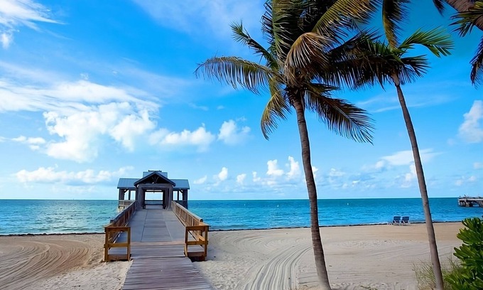 Dania Beach Hotel | 3 Relaxing Units Minutes to Dania Beach. Onsite Parking, Shuttle Service, Pool!