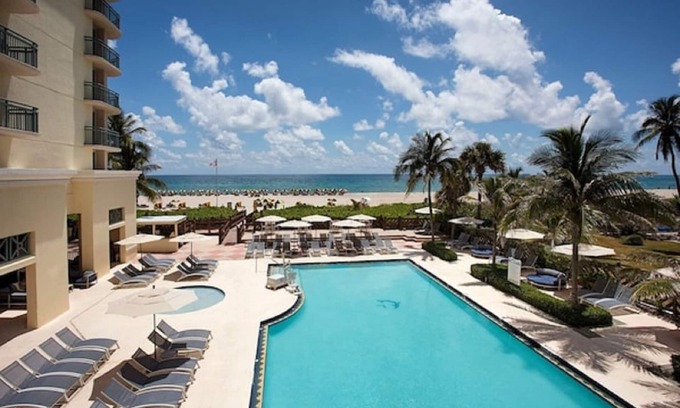 Singer Island Hotel | 3 Relaxing Units - Breathtaking Seaside Stroll at Our Resort w/ Beach & Pool
