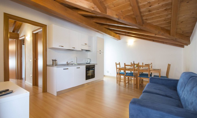 Domaso Apartamento | Apartamento de 3 habitaciones para 6 personas con balcón.