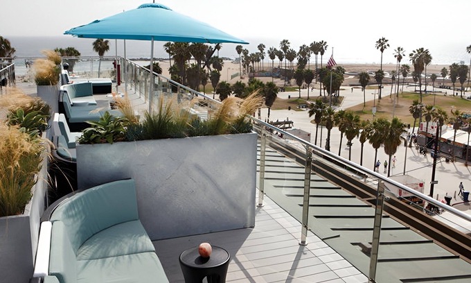 Venice Hotel | 3 Rooms w/ Balcony Near the Beach | Kitchen | Rooftop | Free Breakfast