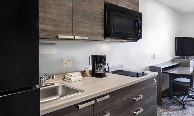 Ashwaubenon Hotel | 3 Rooms w/ Kitchen Near Green Bay’s Top Attractions! Minutes from Resch Center!