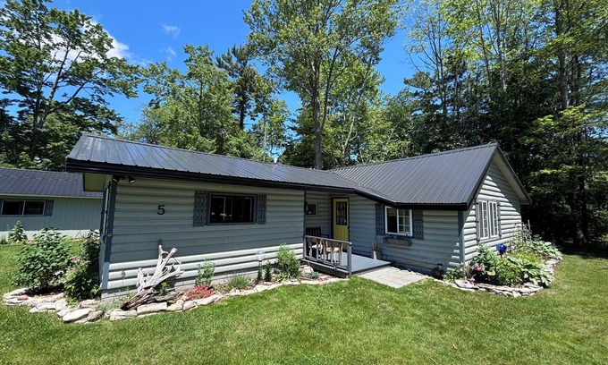Manistique Cabina | 3 seasons of adventures on Indian Lake/Sunset View Resort/Cabin #5