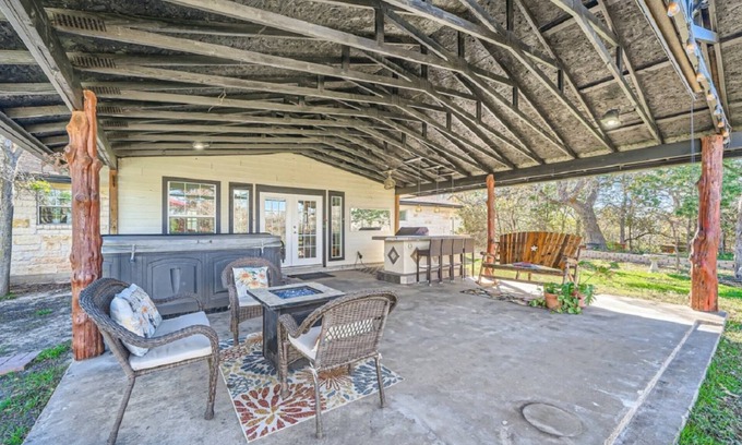 Cedar Creek Casa | 3 Secluded Homes on 15 Acres. Pool, Ping Pong, Hot Tub, Patio, Pond and BBQ. Close to COTA.