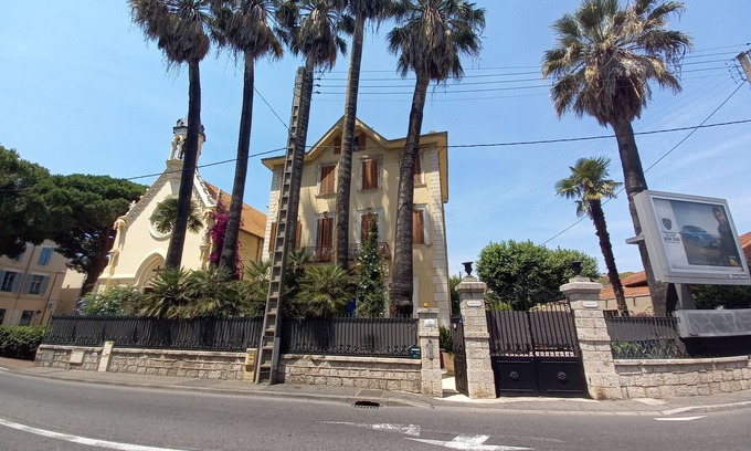 Golfe Juan Casa | 3 separately-rentable 2-room apartments, shops, beaches, private parking.