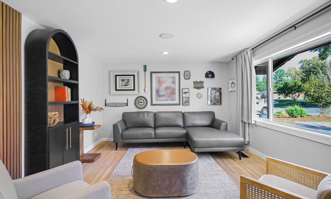 North Ogden Casa | 3 Ski Resorts 6 mi, Designed for Comfort, 1 Cal King, 3 Queens, Mountain Views