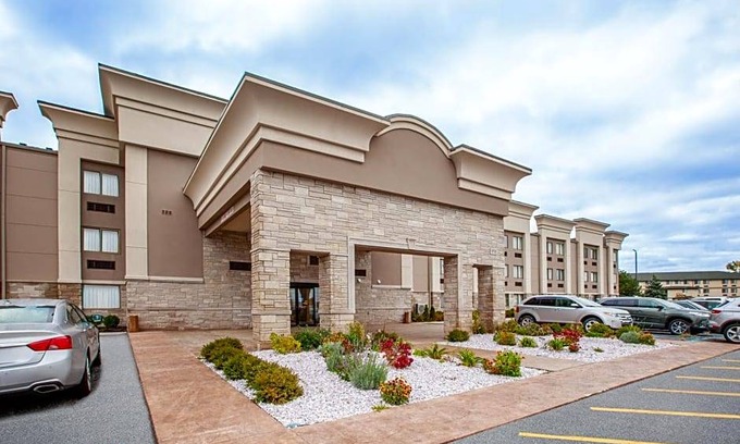 Romulus Hotel | 3-Star Hotel ∙ Wingate by Wyndham Detroit Metro Airport