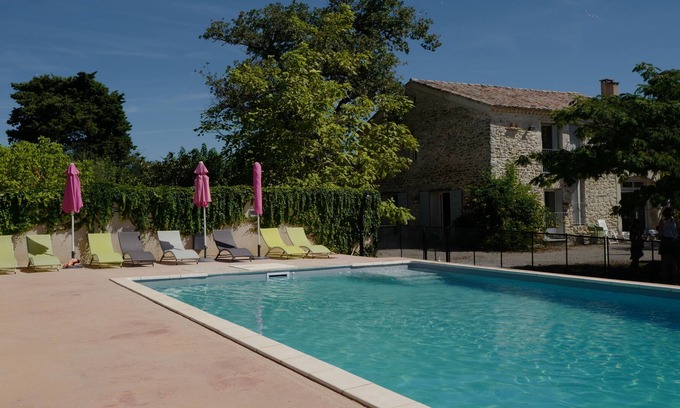 Visan Otro | Casa rural de 3 estrellas con piscina en casa rural provenzal rodeada de viñedos para 8 personas.